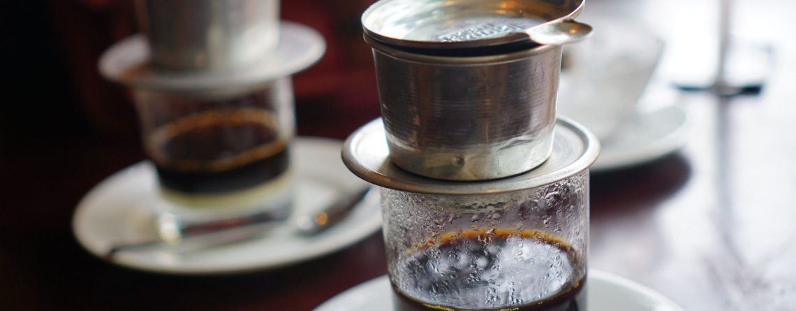 Pha cà phê phin cần chế nước 2 lần mới ngon và đậm vị.