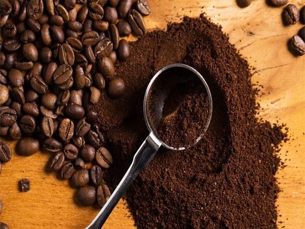 Màu đậm đà của bột cà phê nguyên chất