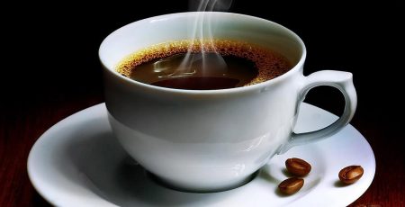 Đựng cà phê trong ly sứ sẽ trông hấp dẫn và đẹp mắt hơn
