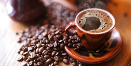 Nước cà phê chồn nguyên chất có màu nâu đặc trưng